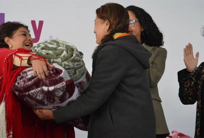 Brugada encabez&oacute; la entrega de cobijas.
