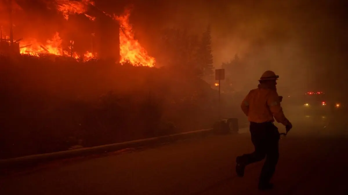  El fuerte incendio ha provocado que se declare el estado de emergencia. 