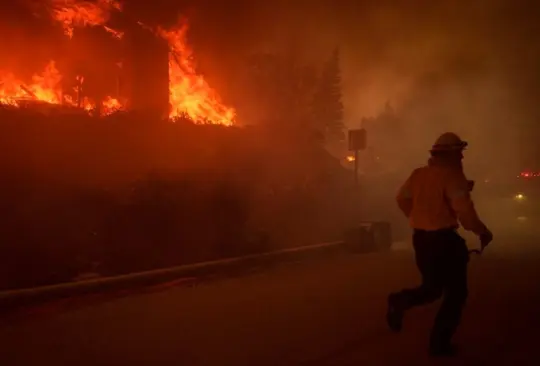 El fuerte incendio ha provocado que se declare el estado de emergencia.