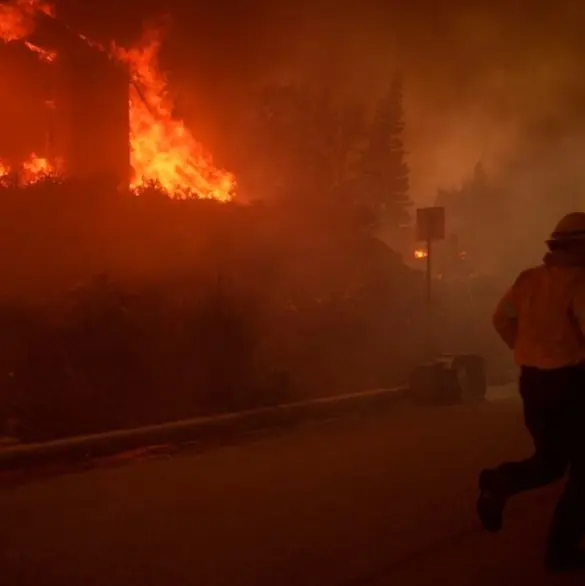 Videos del devastador incendio que arrasó con un suburbio en Los Ángeles