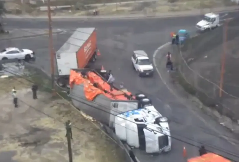 El cami&oacute;n qued&oacute; completamente volcado