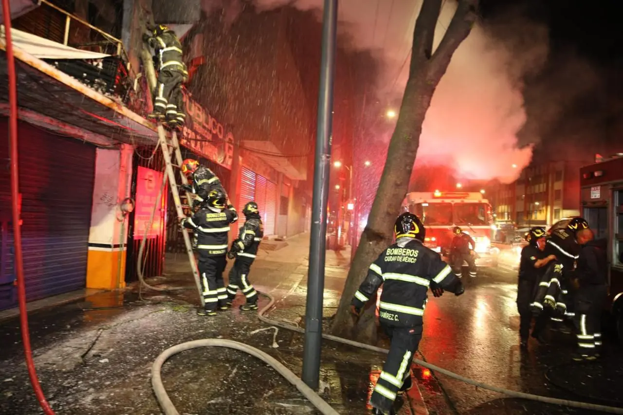 Fuerte incendio consume edificio en el Centro de la CDMX - Quinto Poder