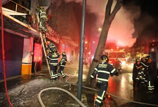 Fuerte incendio consume edificio en el Centro de la CDMX