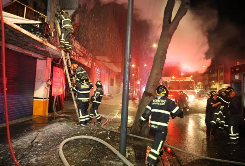 Fuerte incendio consume edificio en el Centro de la CDMX - Quinto Poder