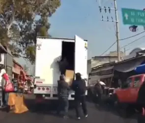 Captan a ladrones saqueando camión en movimiento en Nezahualcóyotl