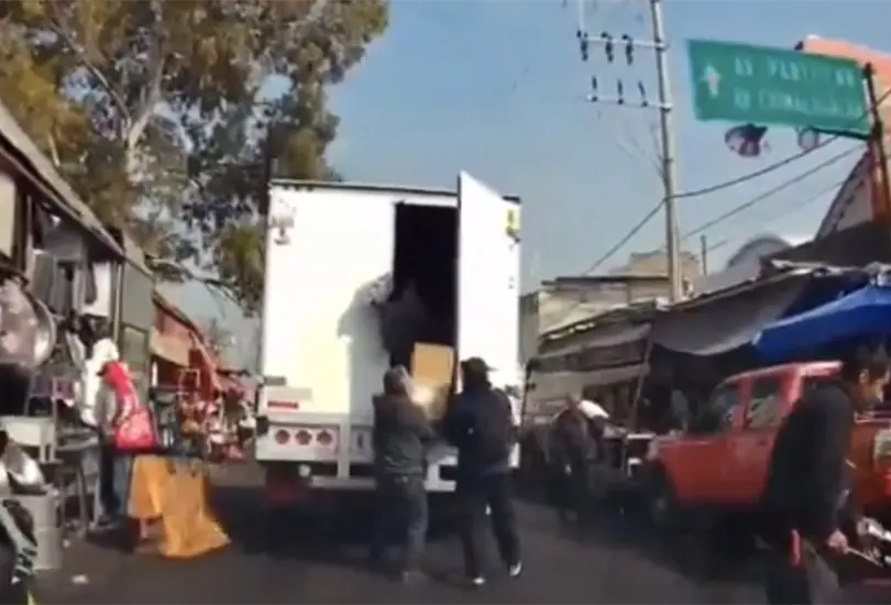 Captan a ladrones saqueando cami&oacute;n en movimiento en Nezahualc&oacute;yotl