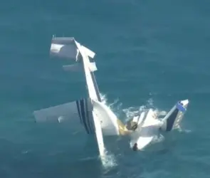 Imágenes fuertes: el momento exacto en el que avión se estrella en el mar