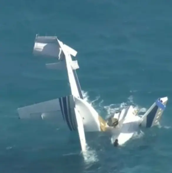 Imágenes fuertes: el momento exacto en el que avión se estrella en el mar