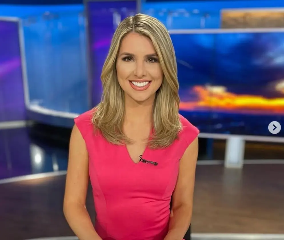 Ahora tiene 30 años y se convirtió en periodista y conductora de noticias.