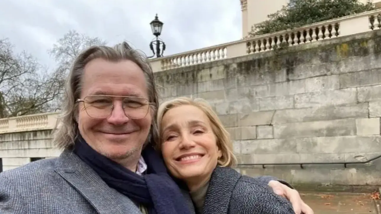 Ahora tiene 66 años, es padre de 3 hijos y desde 2017 está casado con Gisele Schmidt. Ha trabajado en otras películas como 'Mank' y 'TAU'.