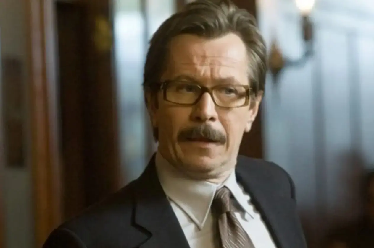Gary Oldman interpretó al teniente James Gordon