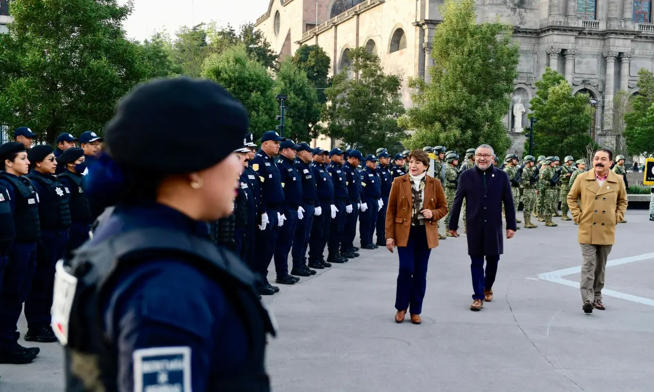  Delfina Gómez y Horacio Duarte en la Plaza de los Mártires, Edomex 