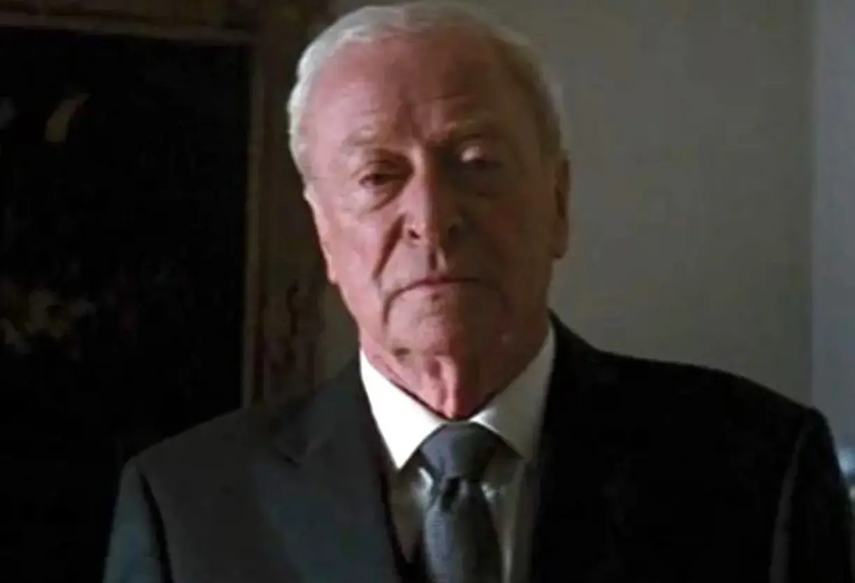 Michael Caine interpretó a Alfred Pennyworth, el mayordomo de Bruce<br>