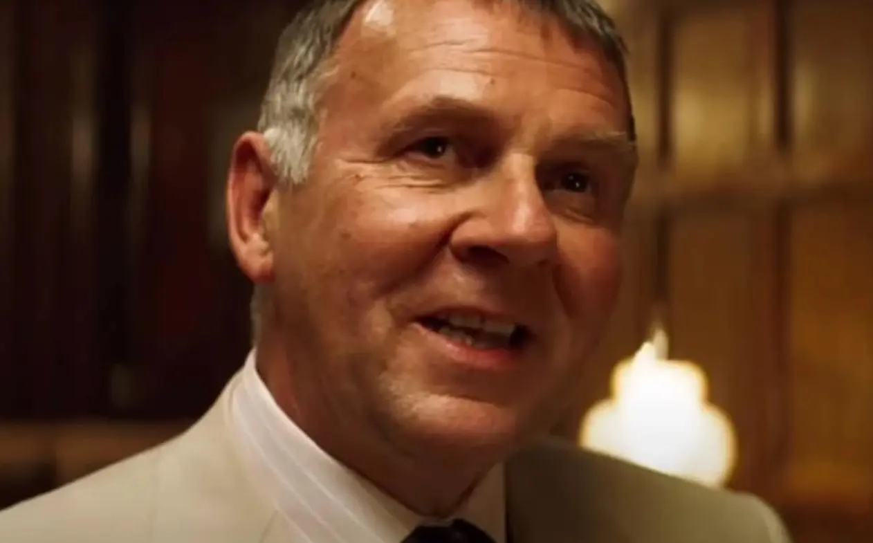 Tom Wilkinson interpretó a Carmine Falcone, el jefe de la mafia de Gotham