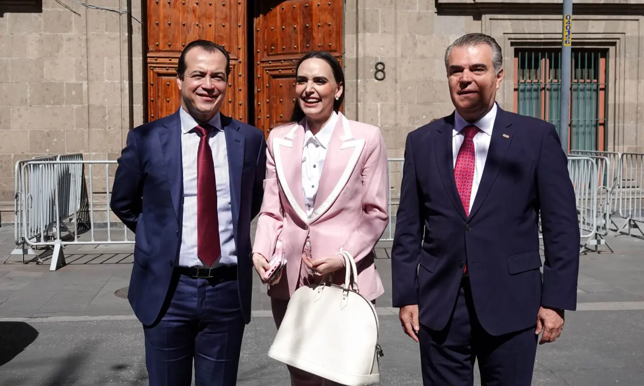  Altagracia Gómez saliendo de su reunión con integrantes del CADERR y la presidenta Claudia Sheinbaum 