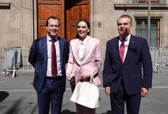 Altagracia Gómez saliendo de su reunión con integrantes del CADERR y la presidenta Claudia Sheinbaum