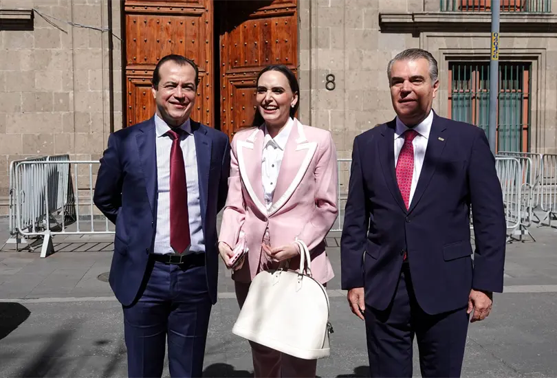 Altagracia Gómez saliendo de su reunión con integrantes del CADERR y la presidenta Claudia Sheinbaum Altagracia Gómez saliendo de su reunión con integrantes del CADERR y la presidenta Claudia Sheinbaum