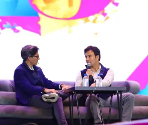 Checo Pérez inspira a jóvenes leoneses en la Feria de León 2025