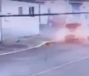 Persecución por robo de auto en la CDMX termina con espectacular choque