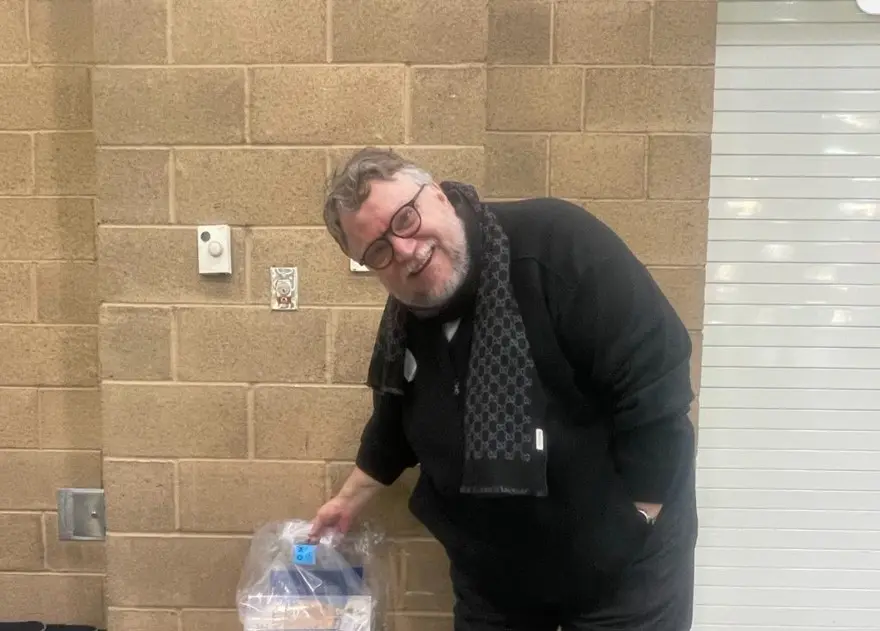 El cineasta tuvo que evacuar su famosa Bleak House, que alberga una colección única de su trabajo. El estado actual de la residencia es incierto.<br>