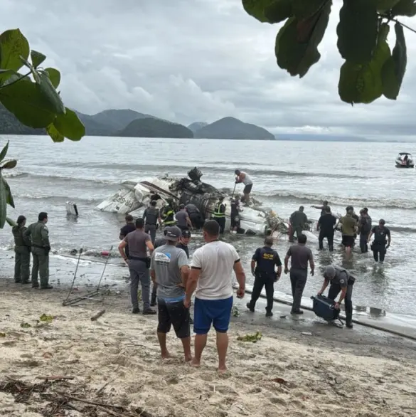 Filtran el momento exacto en que avioneta se estrella en una playa