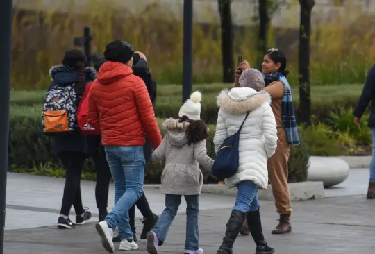 Es recomendable usar un buen abrigo que te proteja para estos cambios de clima demasiado bajos