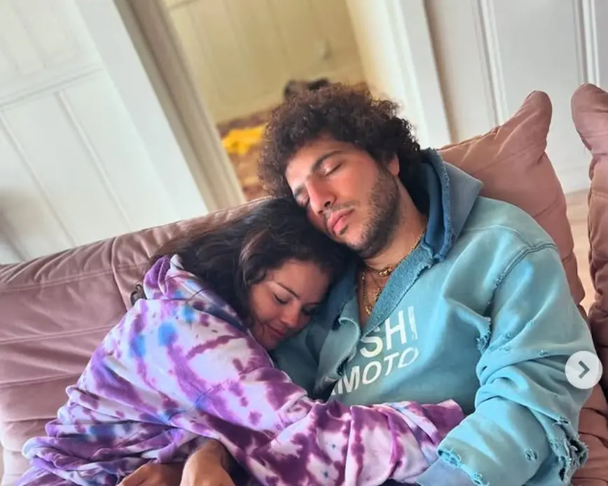 A finales de 2024, la cantante se comprometió con Benny Blanco después de un año de noviazgo.