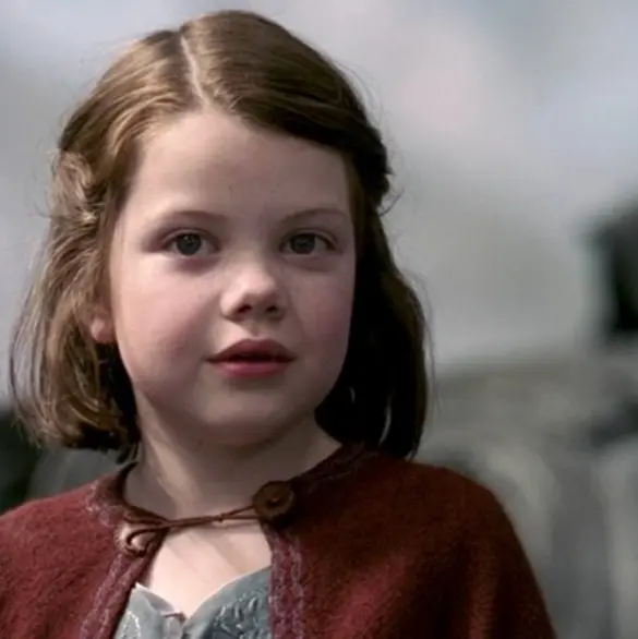 Así luce la niña que hizo a Lucy Pevensie en Las crónicas de Narnia