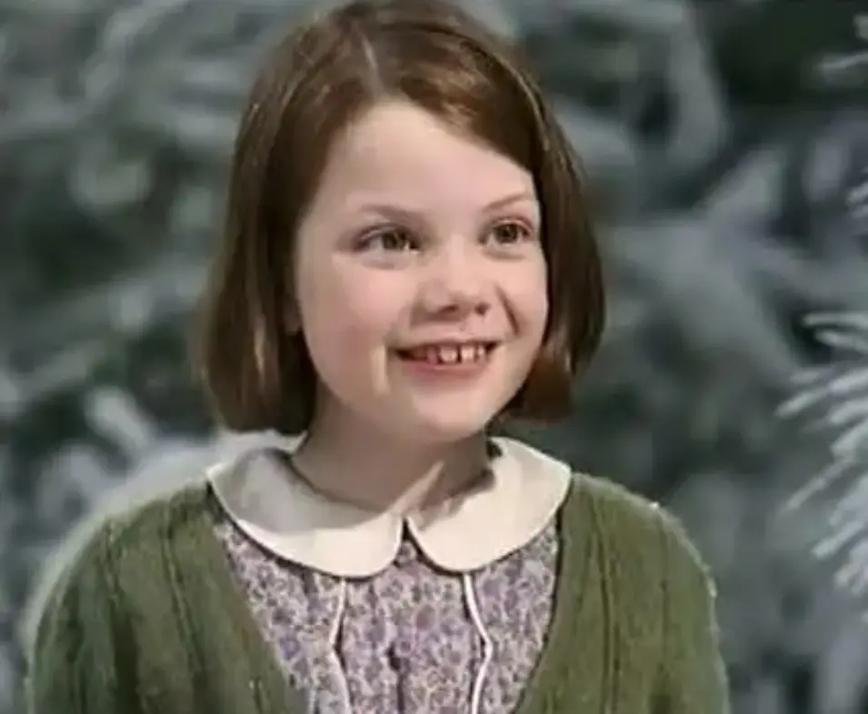 Uno de los personajes más recordados es el de Lucy Pevensie, la menor de los hermanos, quien descubre primero el ropero que los lleva a Narnia.