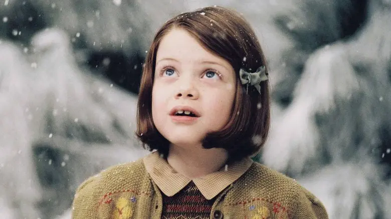La trama se centra en cuatro hermanos que descubren el mundo mágico de Narnia e intentan salvarlo de la Reina Blanca.