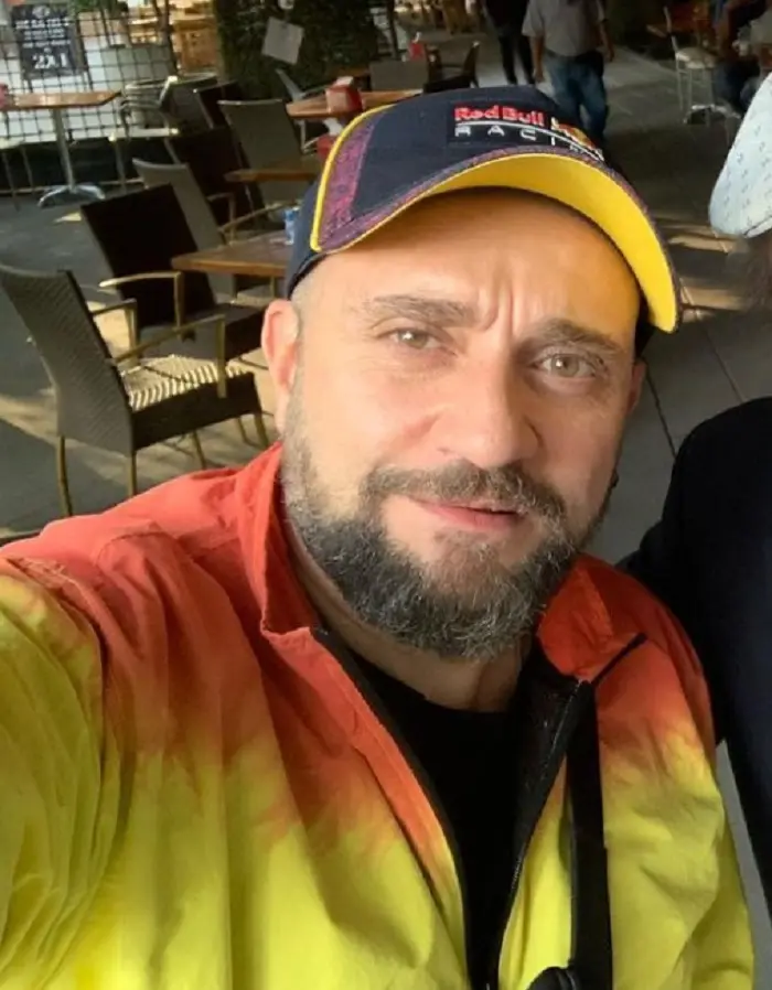 Ahora tiene 54 años y mantiene un noviazgo de varios años con Claudia Villarreal. Ha participado en telenovelas como 'Los ricos también lloran' y 'Por amar sin ley'.