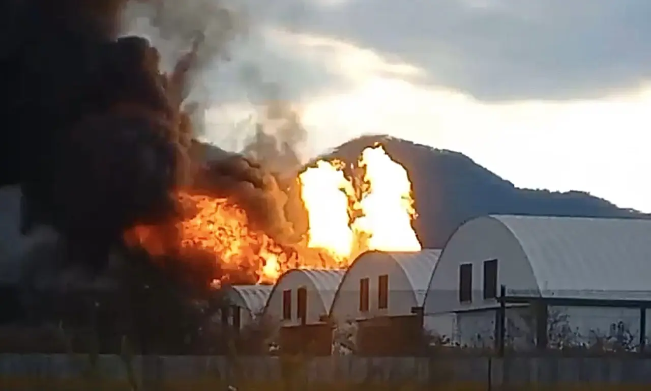  Cierran la México-Querétaro por incendio en ducto de Pemex 