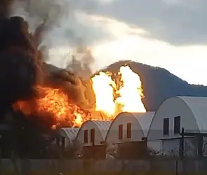 Cierran la México-Querétaro por incendio en ducto de Pemex