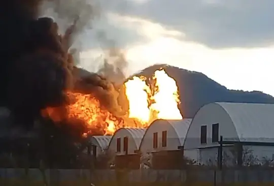 Cierran la México-Querétaro por incendio en ducto de Pemex