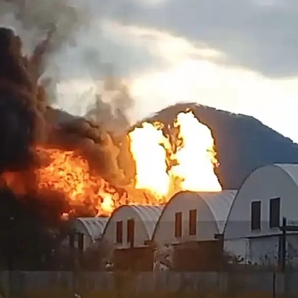 Cierran la México-Querétaro por incendio en ducto de Pemex