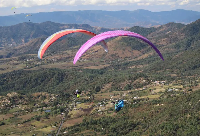 Muere atleta italiano tras caer de parapente en Edomex Muere atleta italiano tras caer de parapente en Edomex