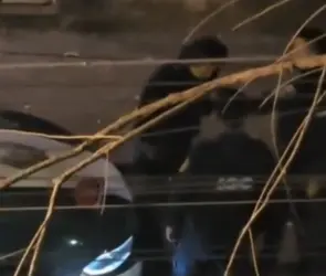 Captan a policías golpeando a hombre en situación de calle en colonia Roma