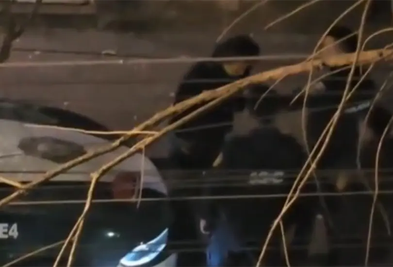 Captan a polic&iacute;as golpeando a hombre en situaci&oacute;n de calle