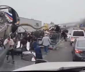 Padre e hijo mueren en volcadura de camión; vecinos aprovechan y hacen rapiña de la mercancía