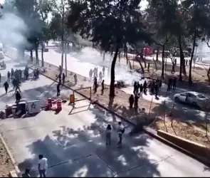 Estudiantes de Prepa 2 colocan barricadas y lanzan cohetones