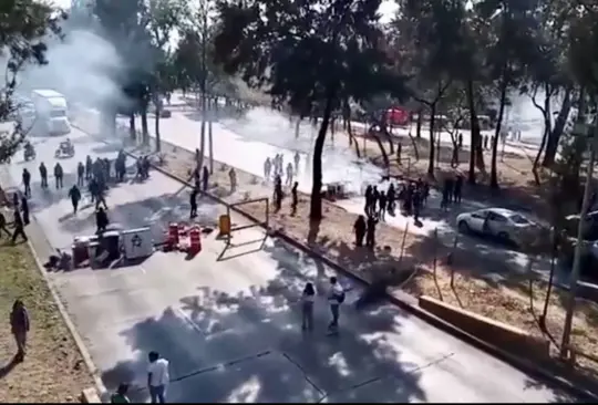 Estudiantes de Prepa 2 colocan barricadas y lanzan cohetones