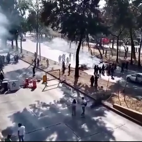 Estudiantes de Prepa 2 colocan barricadas y lanzan cohetones