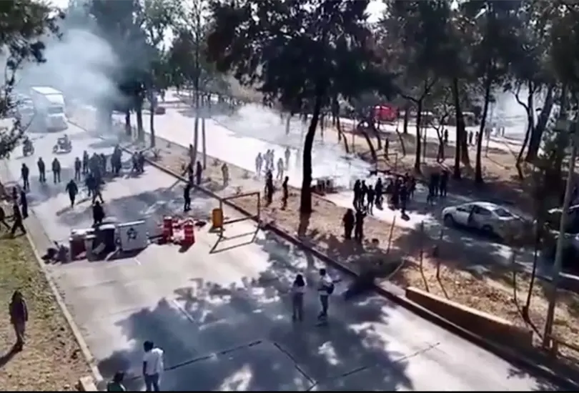 Estudiantes de Prepa 2 colocan barricadas y lanzan cohetones