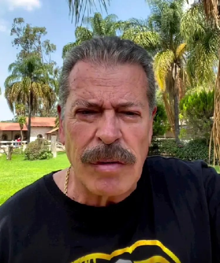 Actualmente tiene 66 años y está en una relación con Lupita Arreola. Ha trabajado en telenovelas como 'Pasión de gavilanes' y administra un taller mecánico.