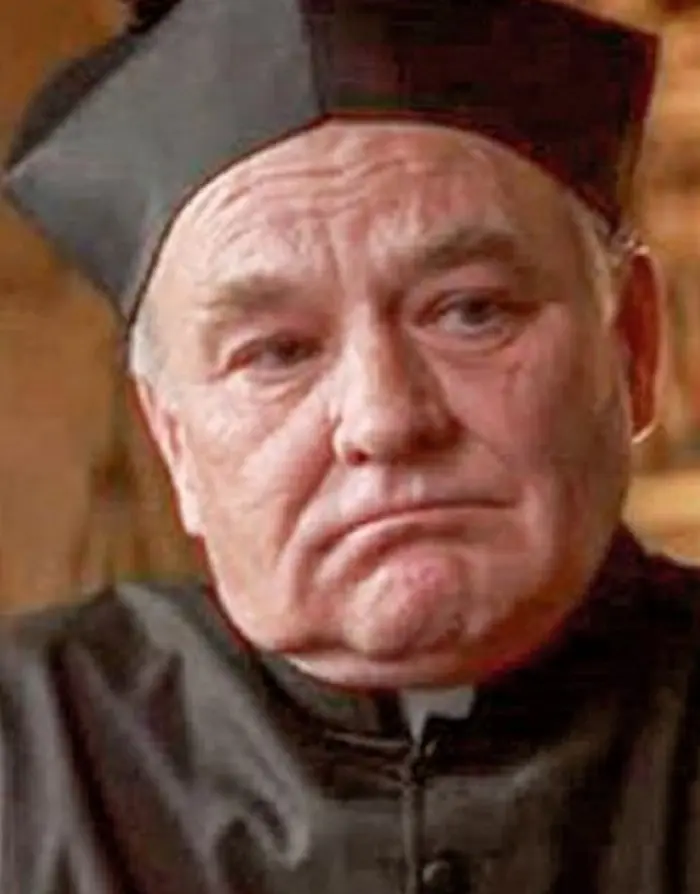 Brian Doyle-Murray interpretó a un sacerdote que no ayuda a Elliot