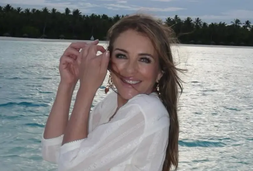 Ahora tiene 59 años y es madre de un hijo. Ha trabajado en las series 'The Royals' y 'Marvel's Runaways'. También tiene una marca de trajes de baño.