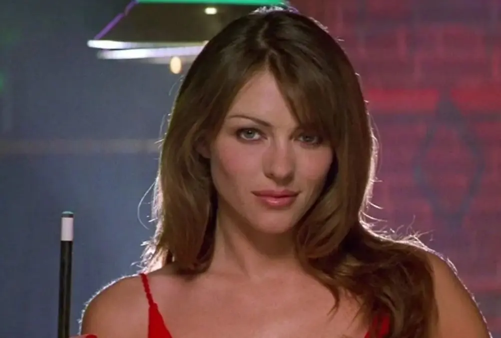 'Al diablo con el diablo' fue una de las películas de comedia más populares del año 2000, protagonizada por Elizabeth Hurley y Brendan Fraser. La historia presenta a Elliot, un hombre sin vida social que vive enamorado de una compañera de la oficina, a quien no se atreve a hablarle.<br>