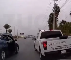 Suspenden a agente de Tr&aacute;nsito tras ignorar a familia que era perseguida por hombres armados