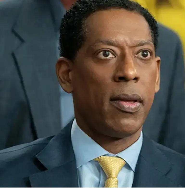 Ahora tiene 56 años y está casado con Jacqueline Staph. Ha trabajado en las series 'American Gods' y 'Swagger'.<br>