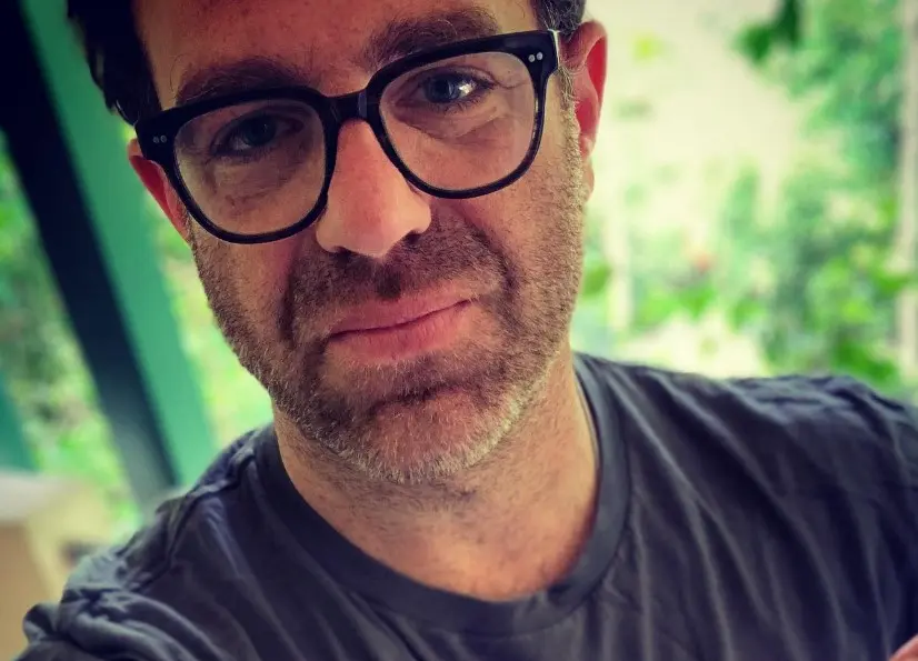 Ahora tiene 55 años y está casado con la actriz Liza Weil. Ha trabajado en películas como 'El menú' y 'Mothers And Daughters'.